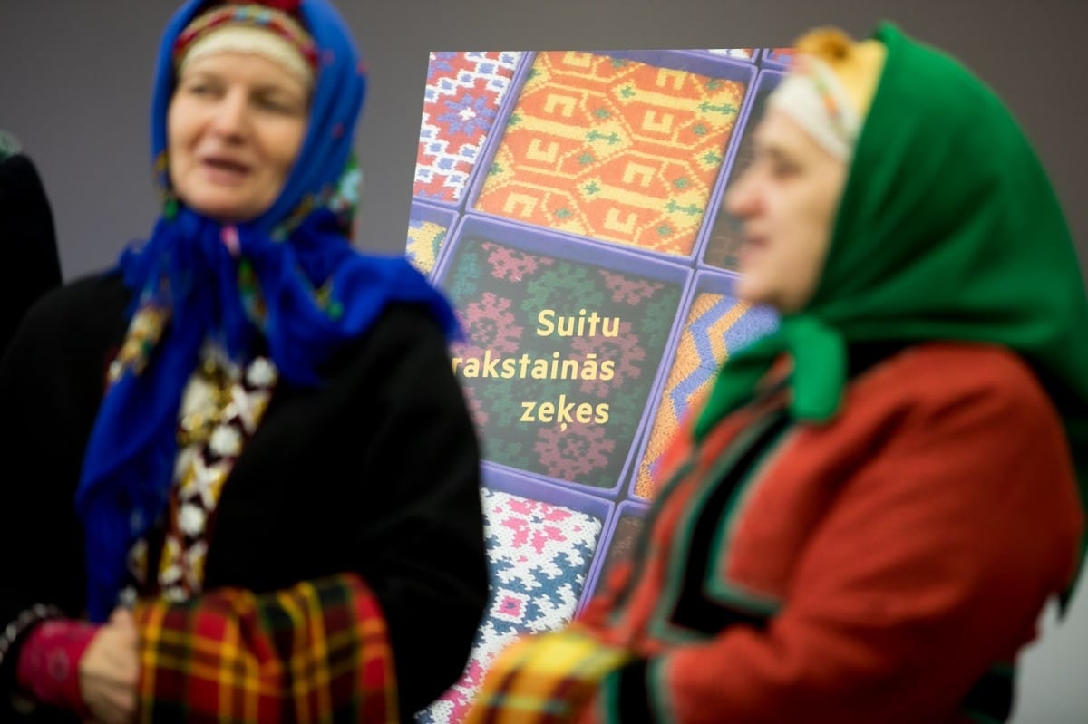 Grāmatas "Suitu rakstainās zeķes" atvēršana