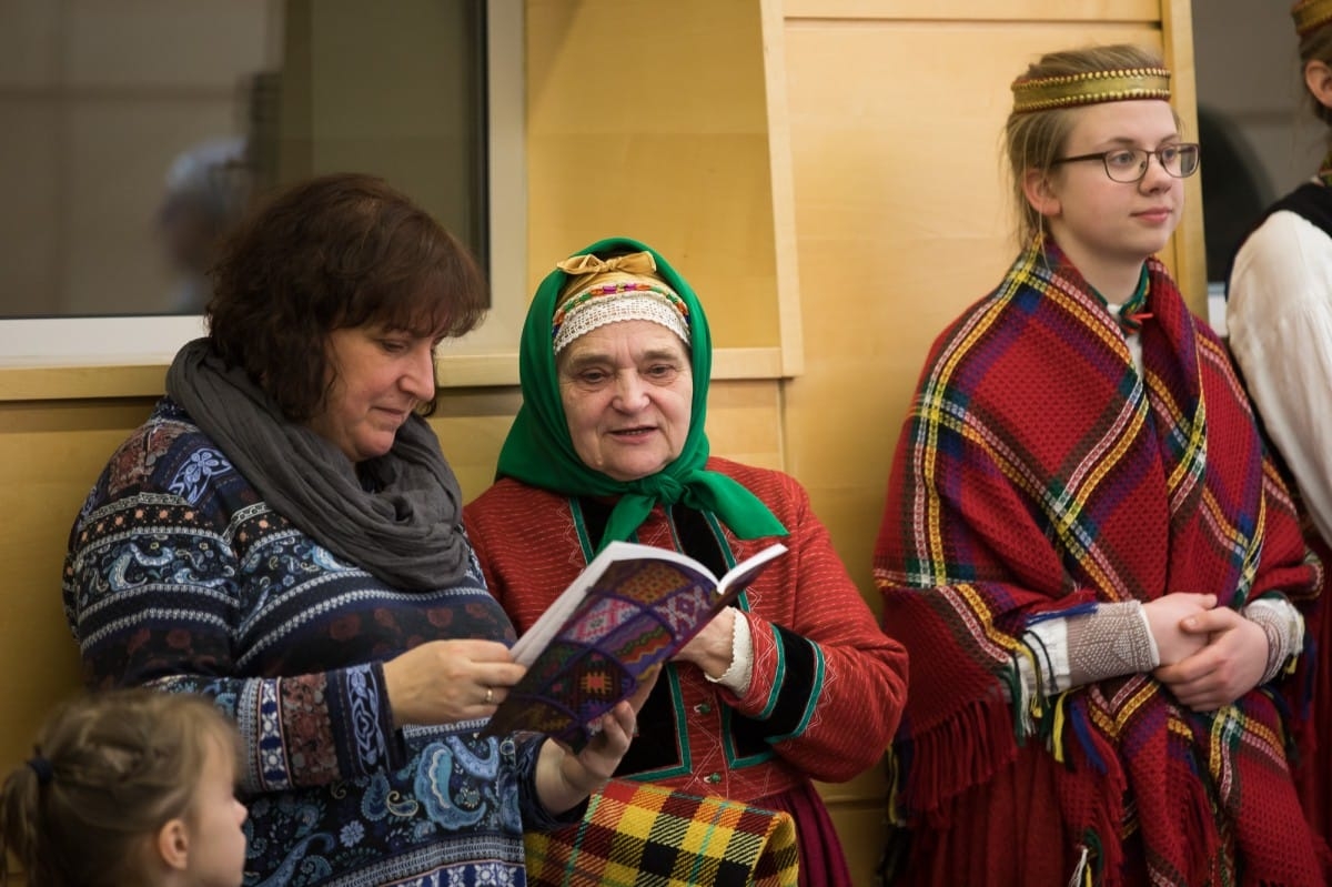 Grāmatas "Suitu rakstainās zeķes" atvēršana
