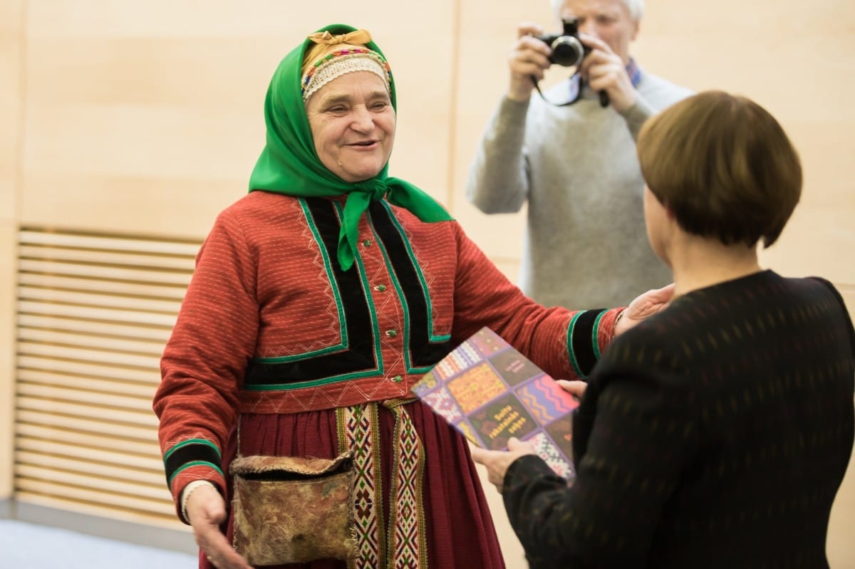Grāmatas "Suitu rakstainās zeķes" atvēršana