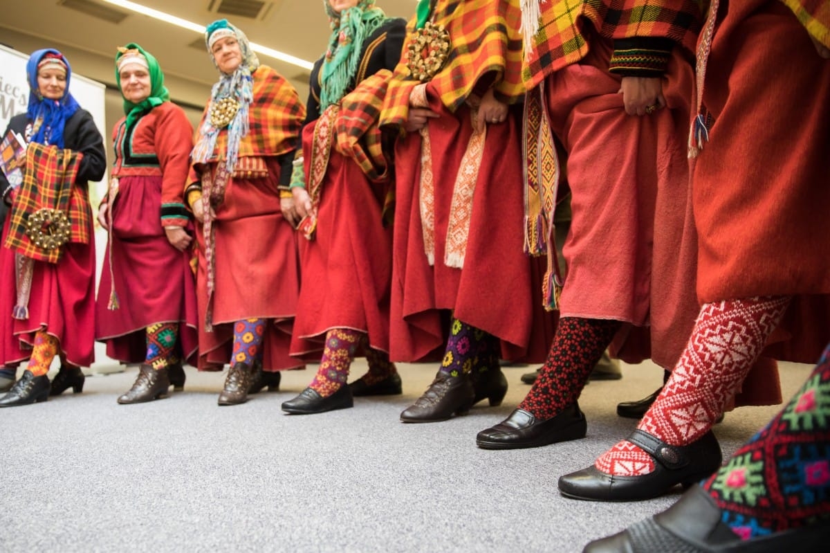 Grāmatas "Suitu rakstainās zeķes" atvēršana