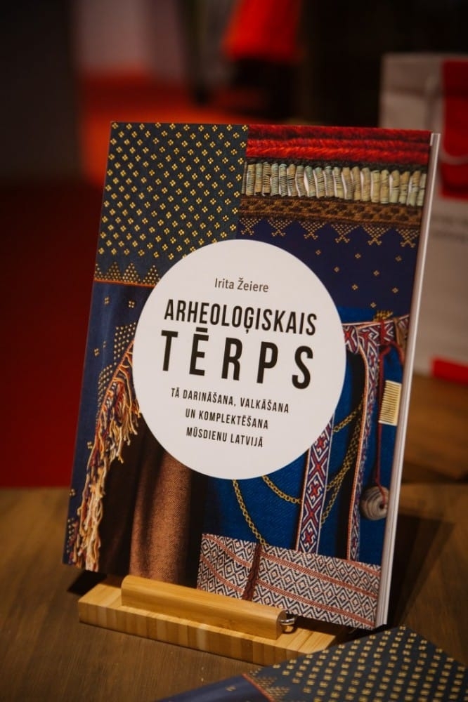 Grāmatas “Arheoloģiskais tērps. Tā darināšana, valkāšana un komplektēšana mūsdienu Latvijā” atvēršana