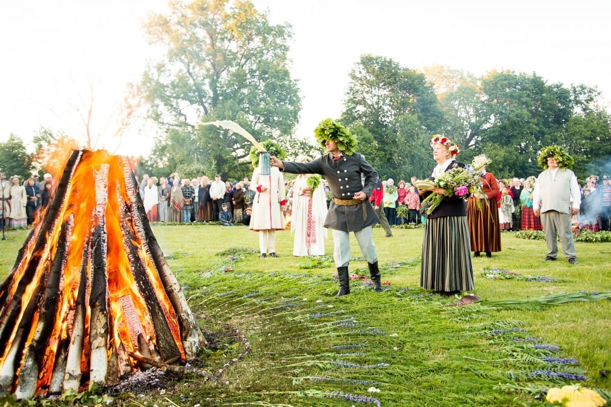 VASARAS SAULGRIEŽI LATVIJAS NOVADOS