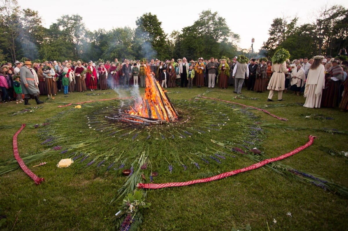 VASARAS SAULGRIEŽI LATVIJAS NOVADOS