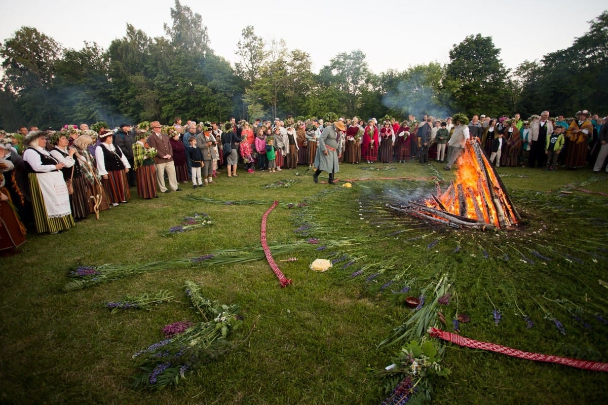 VASARAS SAULGRIEŽI LATVIJAS NOVADOS