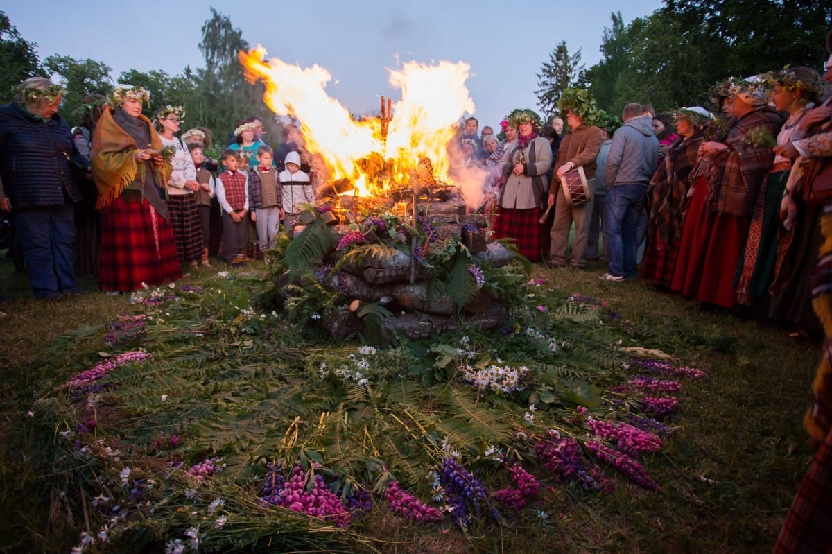 VASARAS SAULGRIEŽI LATVIJAS NOVADOS