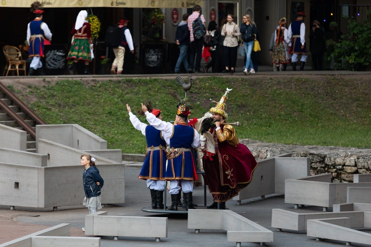 IX Starptautiskais tautas deju festivāls "Sudmaliņas" - Iepazīšanās tūre "Labāk deviņi draugi..." Vecrīgā
