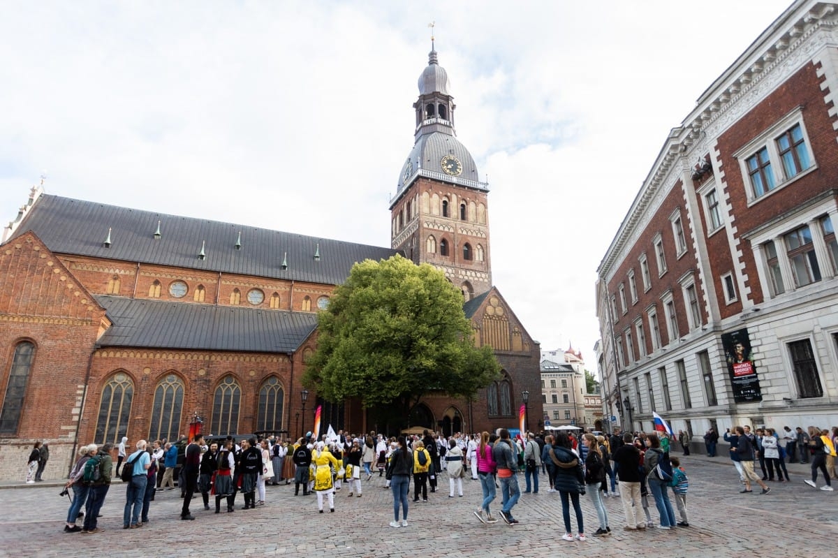 IX Starptautiskais tautas deju festivāls "Sudmaliņas" - Iepazīšanās tūre "Labāk deviņi draugi..." Vecrīgā