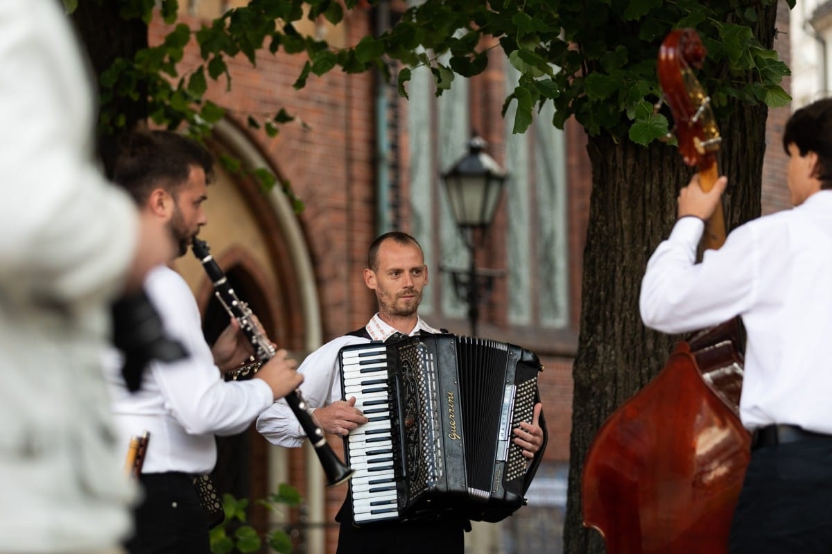 IX Starptautiskais tautas deju festivāls "Sudmaliņas" - Iepazīšanās tūre "Labāk deviņi draugi..." Vecrīgā