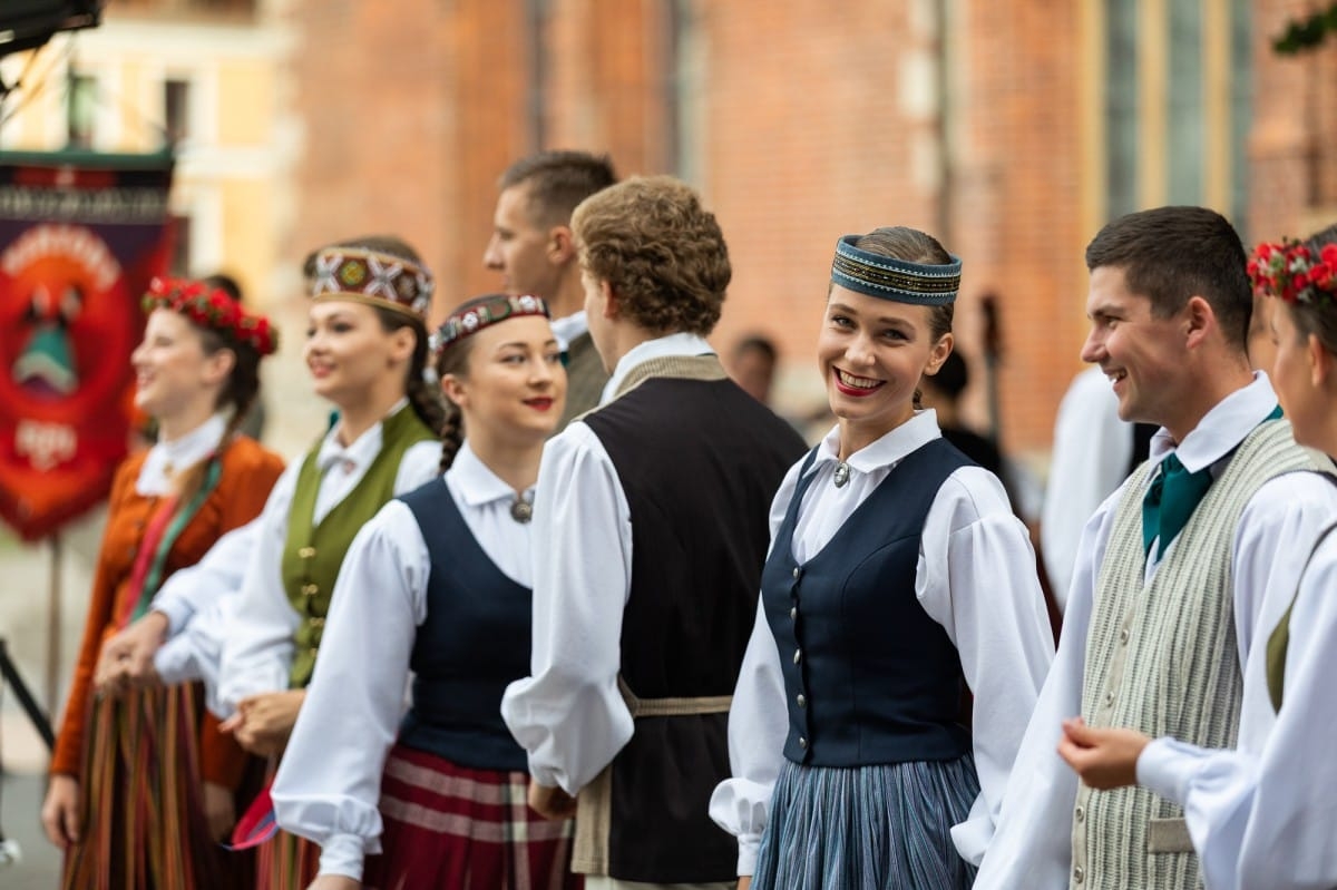 IX Starptautiskais tautas deju festivāls "Sudmaliņas" - Iepazīšanās tūre "Labāk deviņi draugi..." Vecrīgā