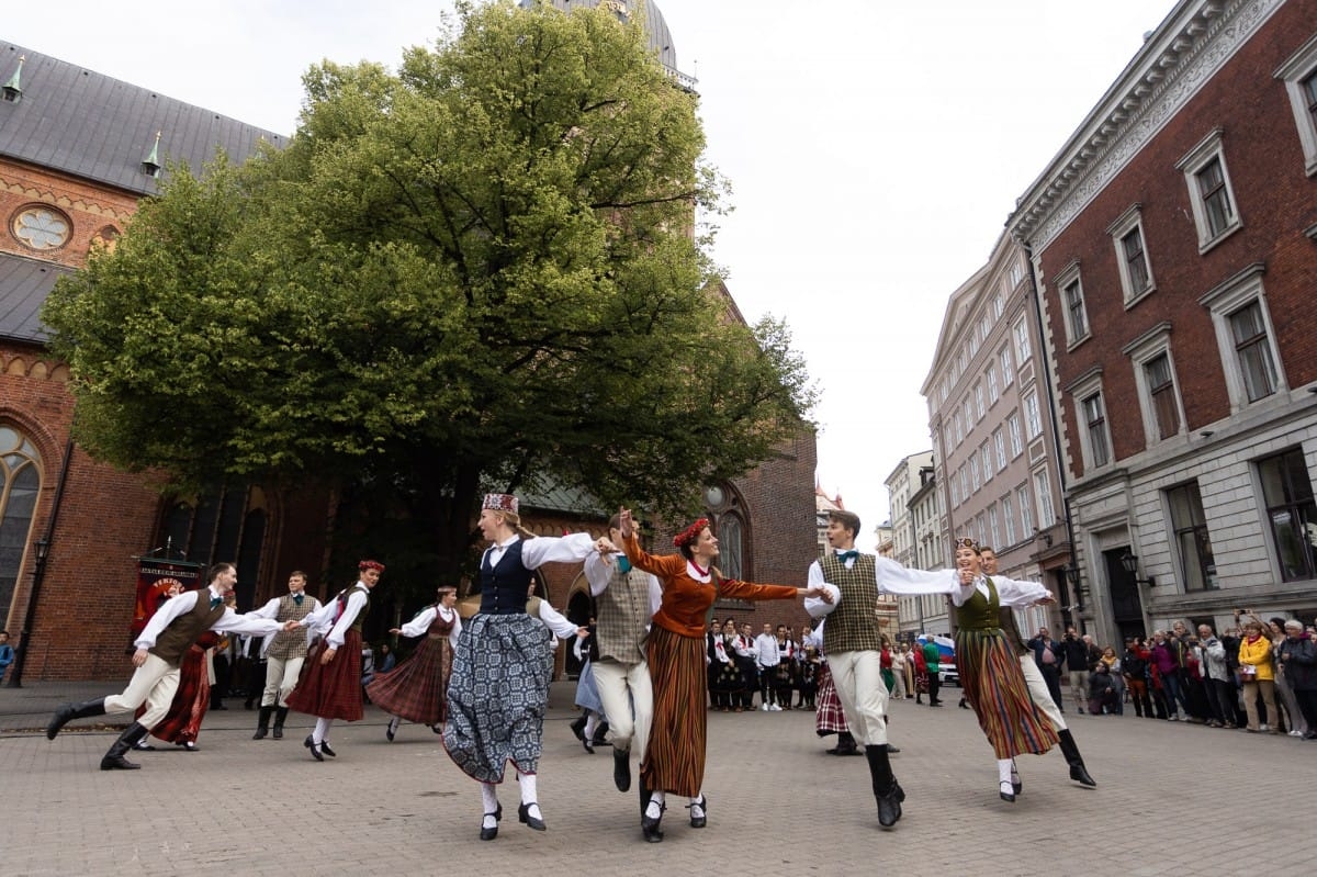 IX Starptautiskais tautas deju festivāls "Sudmaliņas" - Iepazīšanās tūre "Labāk deviņi draugi..." Vecrīgā
