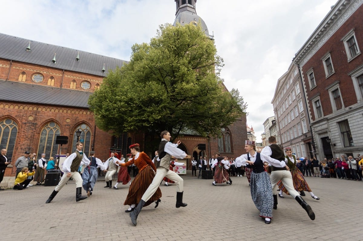 IX Starptautiskais tautas deju festivāls "Sudmaliņas" - Iepazīšanās tūre "Labāk deviņi draugi..." Vecrīgā