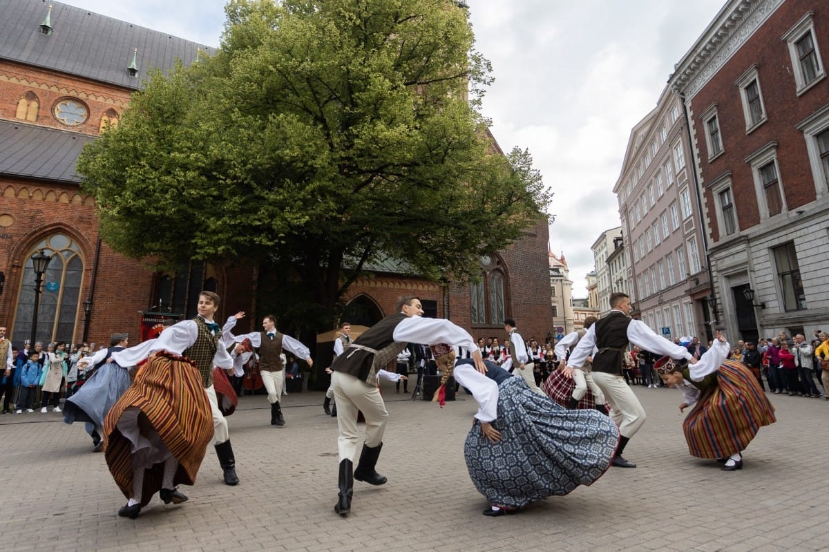 IX Starptautiskais tautas deju festivāls "Sudmaliņas" - Iepazīšanās tūre "Labāk deviņi draugi..." Vecrīgā
