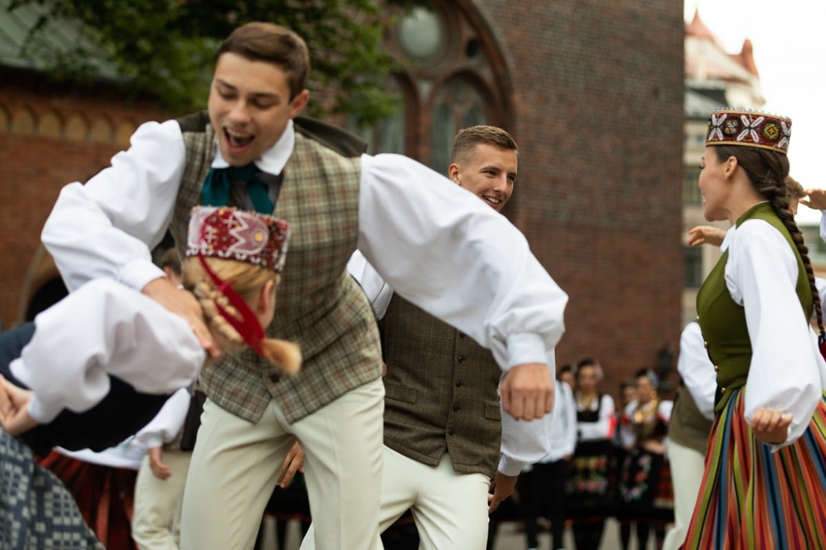 IX Starptautiskais tautas deju festivāls "Sudmaliņas" - Iepazīšanās tūre "Labāk deviņi draugi..." Vecrīgā