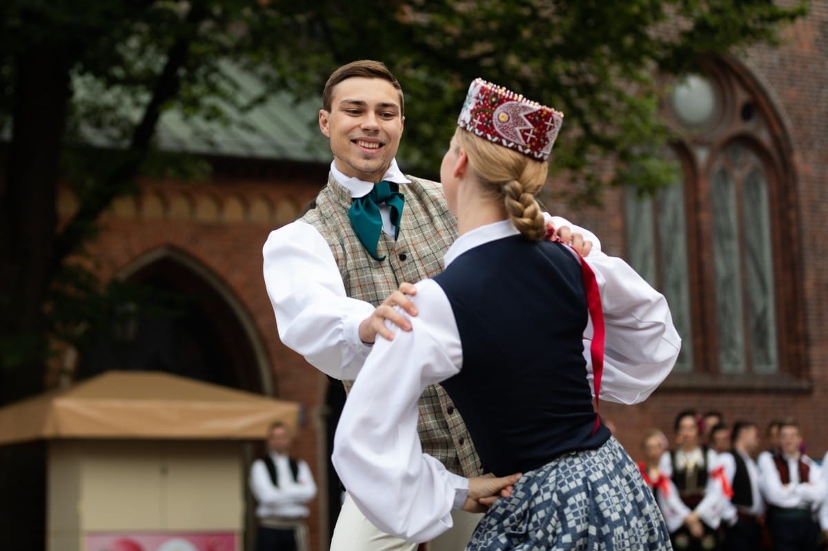IX Starptautiskais tautas deju festivāls "Sudmaliņas" - Iepazīšanās tūre "Labāk deviņi draugi..." Vecrīgā