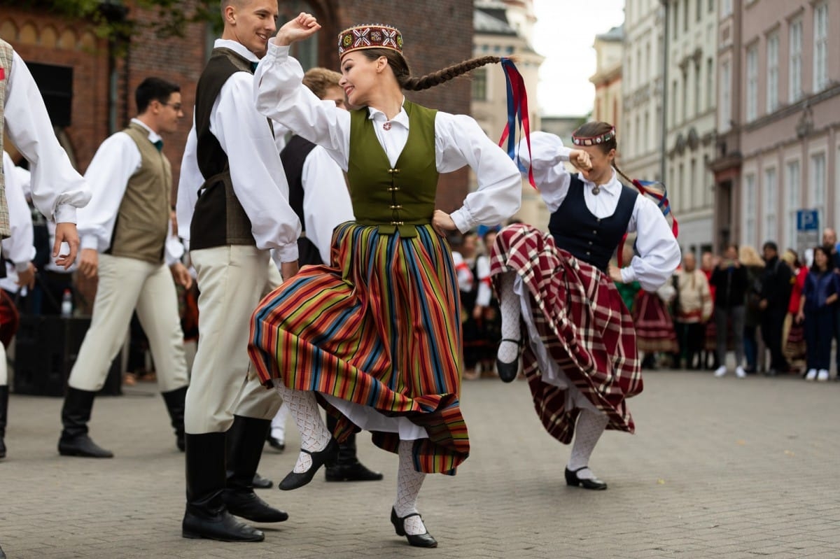 IX Starptautiskais tautas deju festivāls "Sudmaliņas" - Iepazīšanās tūre "Labāk deviņi draugi..." Vecrīgā
