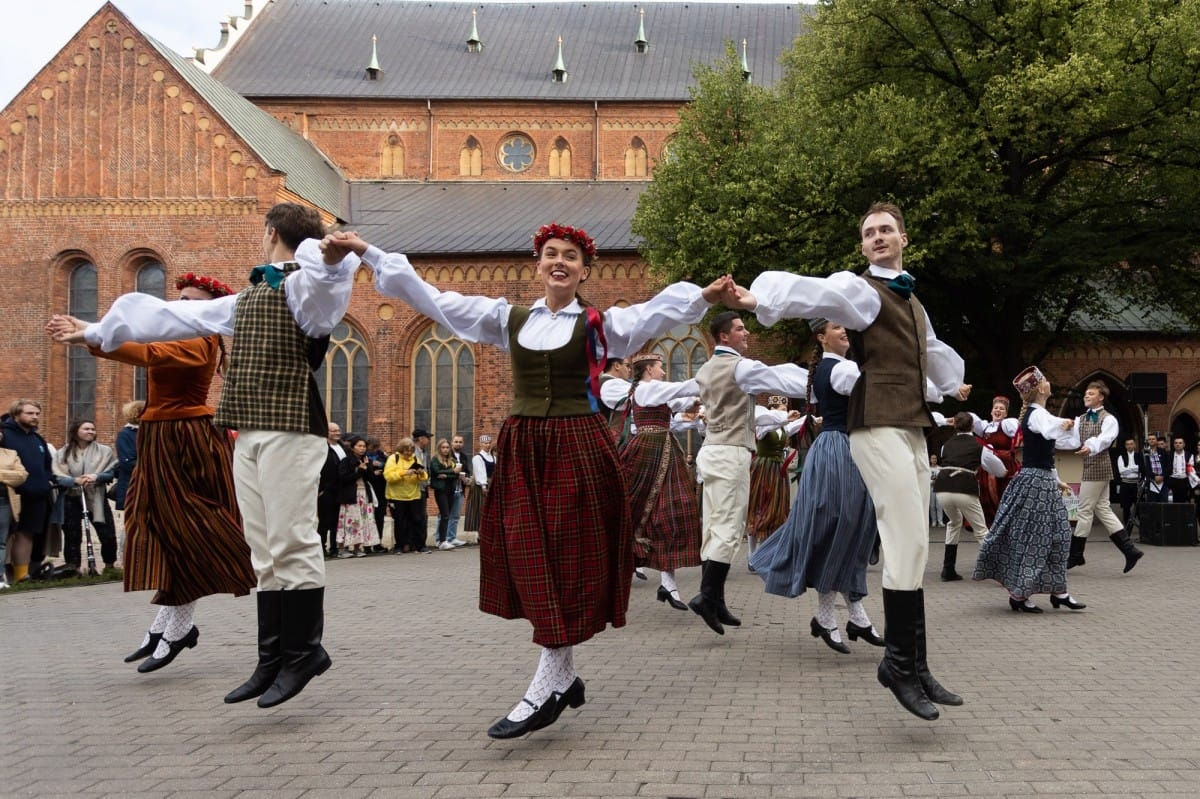 IX Starptautiskais tautas deju festivāls "Sudmaliņas" - Iepazīšanās tūre "Labāk deviņi draugi..." Vecrīgā