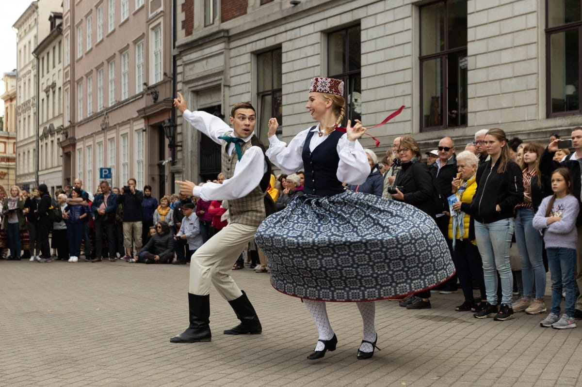 IX Starptautiskais tautas deju festivāls "Sudmaliņas" - Iepazīšanās tūre "Labāk deviņi draugi..." Vecrīgā