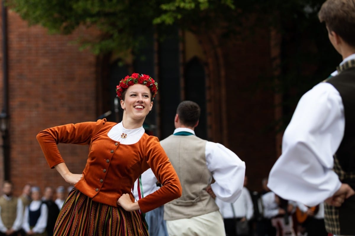 IX Starptautiskais tautas deju festivāls "Sudmaliņas" - Iepazīšanās tūre "Labāk deviņi draugi..." Vecrīgā
