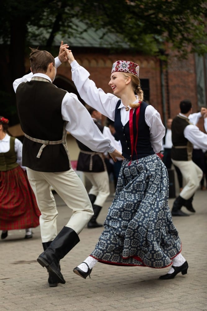 IX Starptautiskais tautas deju festivāls "Sudmaliņas" - Iepazīšanās tūre "Labāk deviņi draugi..." Vecrīgā