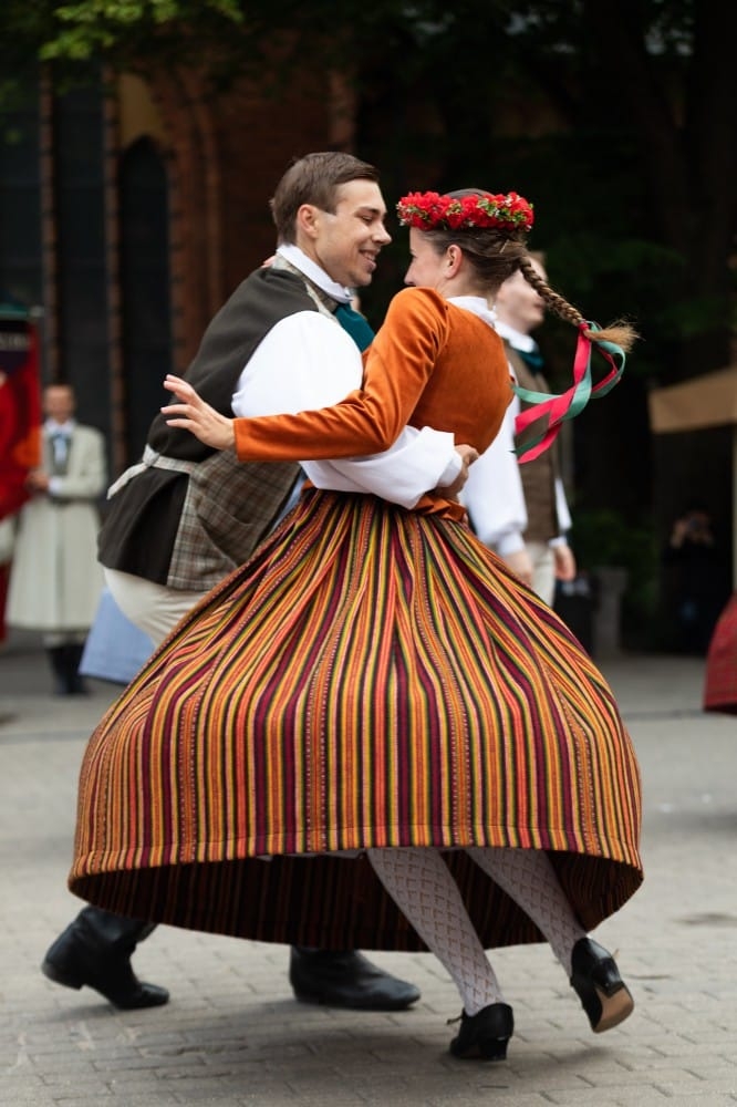 IX Starptautiskais tautas deju festivāls "Sudmaliņas" - Iepazīšanās tūre "Labāk deviņi draugi..." Vecrīgā