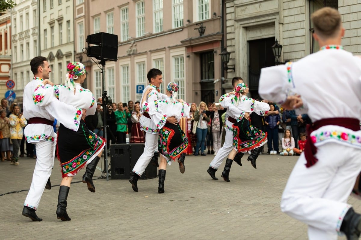 IX Starptautiskais tautas deju festivāls "Sudmaliņas" - Iepazīšanās tūre "Labāk deviņi draugi..." Vecrīgā