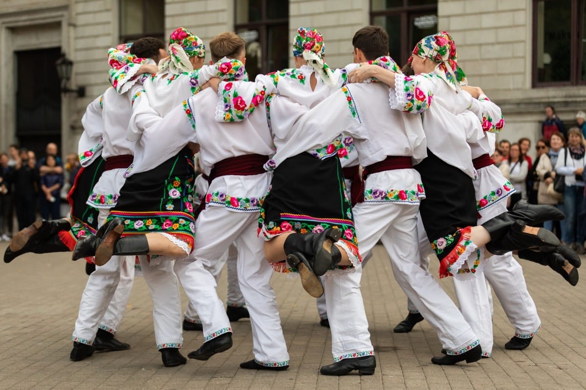 IX Starptautiskais tautas deju festivāls "Sudmaliņas" - Iepazīšanās tūre "Labāk deviņi draugi..." Vecrīgā