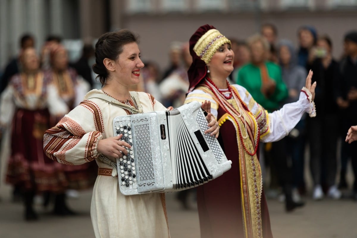 IX Starptautiskais tautas deju festivāls "Sudmaliņas" - Iepazīšanās tūre "Labāk deviņi draugi..." Vecrīgā