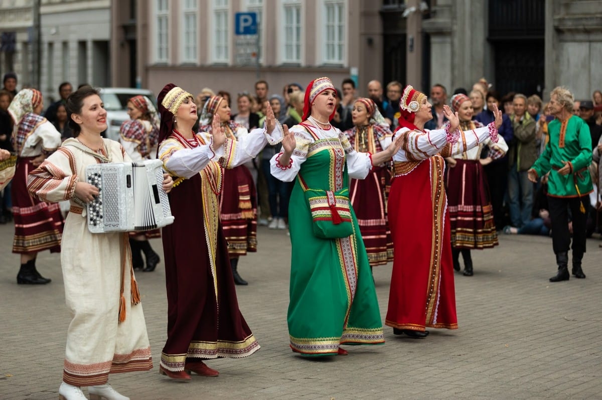 IX Starptautiskais tautas deju festivāls "Sudmaliņas" - Iepazīšanās tūre "Labāk deviņi draugi..." Vecrīgā