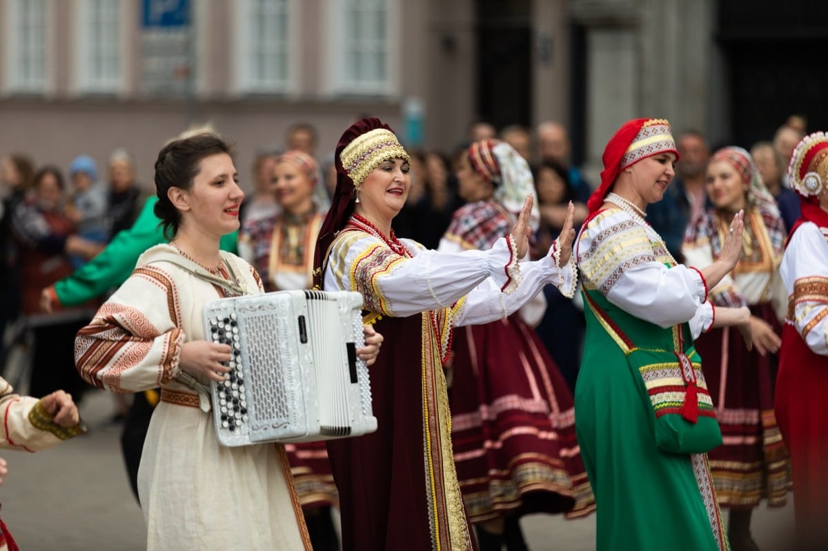IX Starptautiskais tautas deju festivāls "Sudmaliņas" - Iepazīšanās tūre "Labāk deviņi draugi..." Vecrīgā