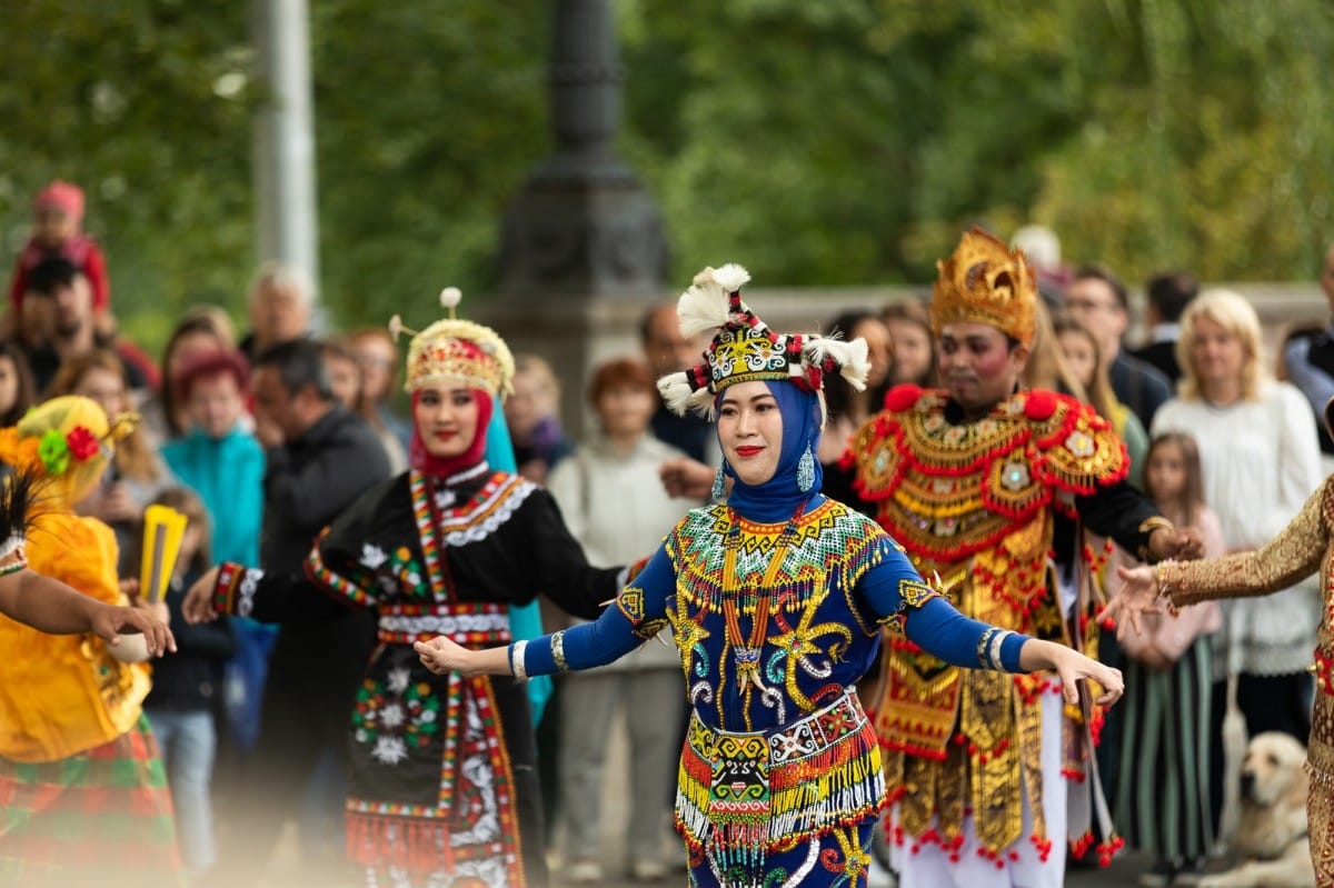 IX Starptautiskais tautas deju festivāls "Sudmaliņas" - Iepazīšanās tūre "Labāk deviņi draugi..." Vecrīgā