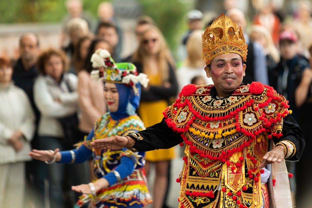 IX Starptautiskais tautas deju festivāls "Sudmaliņas" - Iepazīšanās tūre "Labāk deviņi draugi..." Vecrīgā