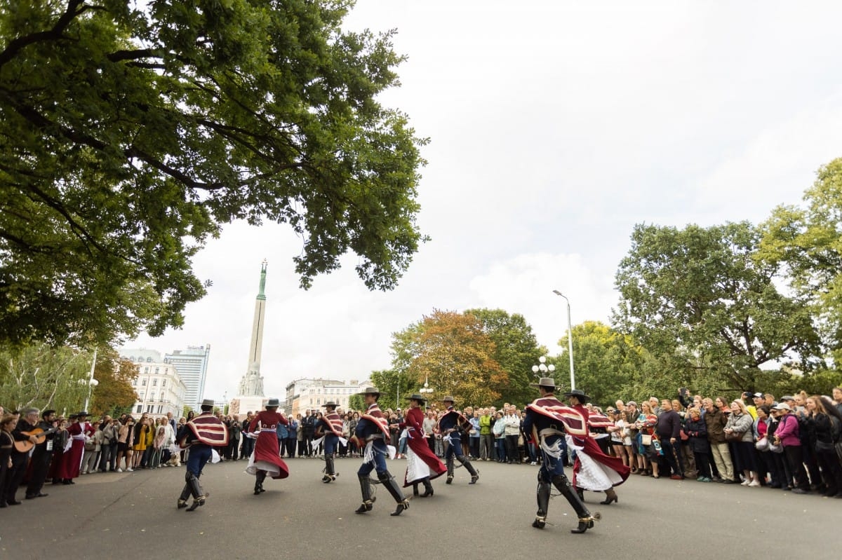 IX Starptautiskais tautas deju festivāls "Sudmaliņas" - Iepazīšanās tūre "Labāk deviņi draugi..." Vecrīgā
