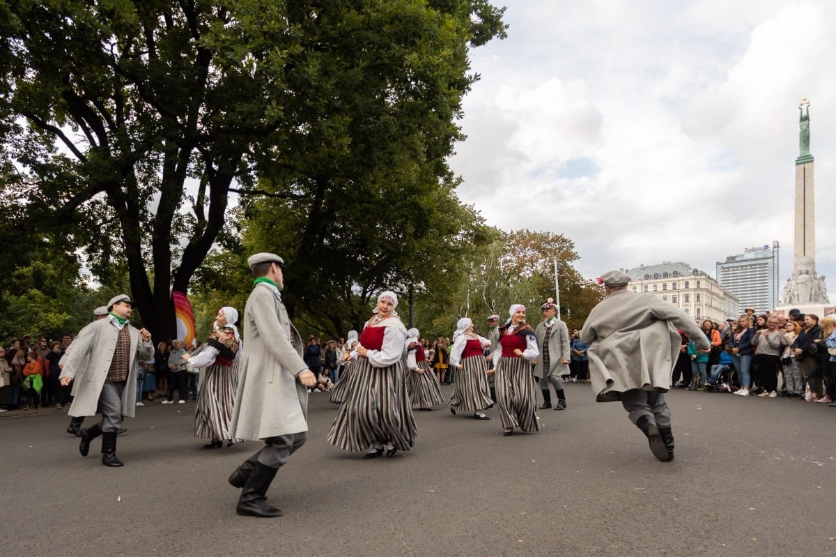 IX Starptautiskais tautas deju festivāls "Sudmaliņas" - Iepazīšanās tūre "Labāk deviņi draugi..." Vecrīgā