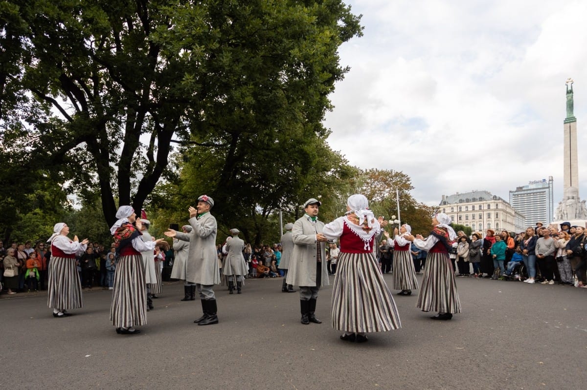 IX Starptautiskais tautas deju festivāls "Sudmaliņas" - Iepazīšanās tūre "Labāk deviņi draugi..." Vecrīgā