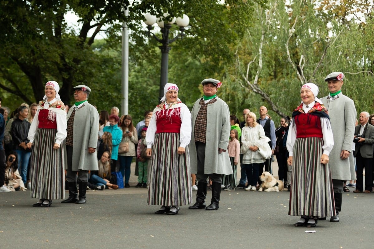 IX Starptautiskais tautas deju festivāls "Sudmaliņas" - Iepazīšanās tūre "Labāk deviņi draugi..." Vecrīgā