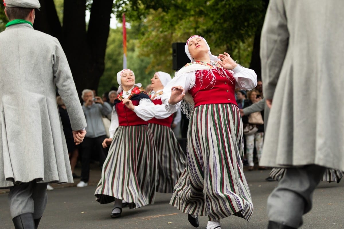 IX Starptautiskais tautas deju festivāls "Sudmaliņas" - Iepazīšanās tūre "Labāk deviņi draugi..." Vecrīgā