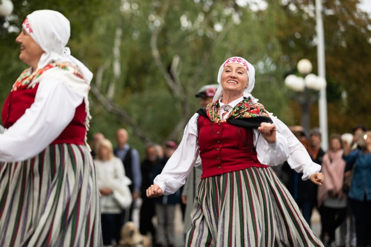 IX Starptautiskais tautas deju festivāls "Sudmaliņas" - Iepazīšanās tūre "Labāk deviņi draugi..." Vecrīgā