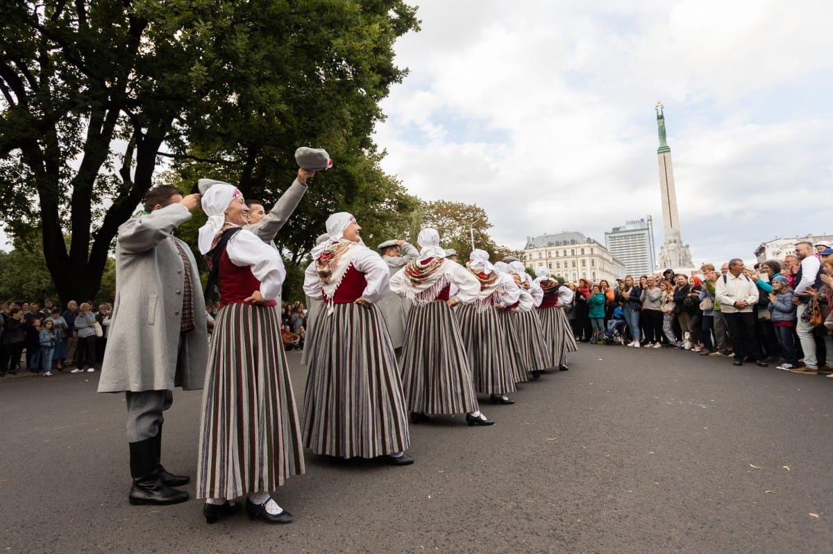 IX Starptautiskais tautas deju festivāls "Sudmaliņas" - Iepazīšanās tūre "Labāk deviņi draugi..." Vecrīgā