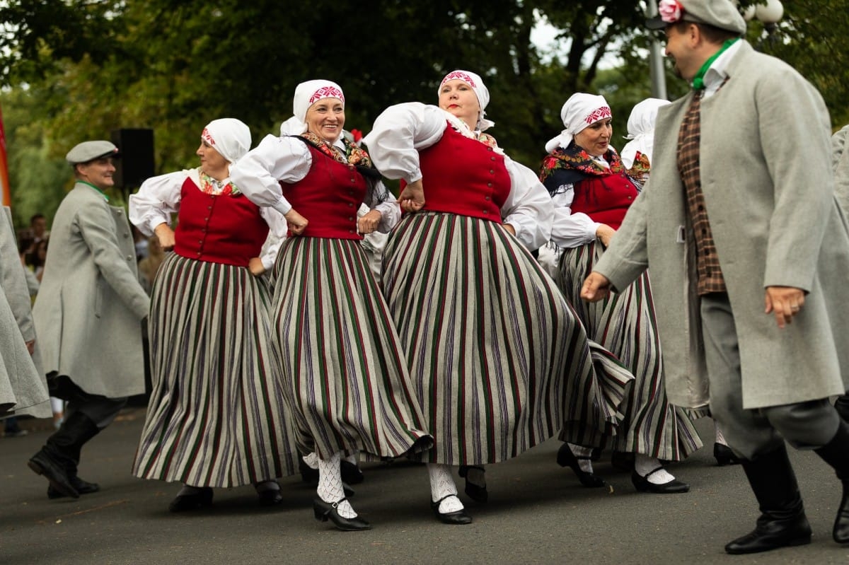 IX Starptautiskais tautas deju festivāls "Sudmaliņas" - Iepazīšanās tūre "Labāk deviņi draugi..." Vecrīgā