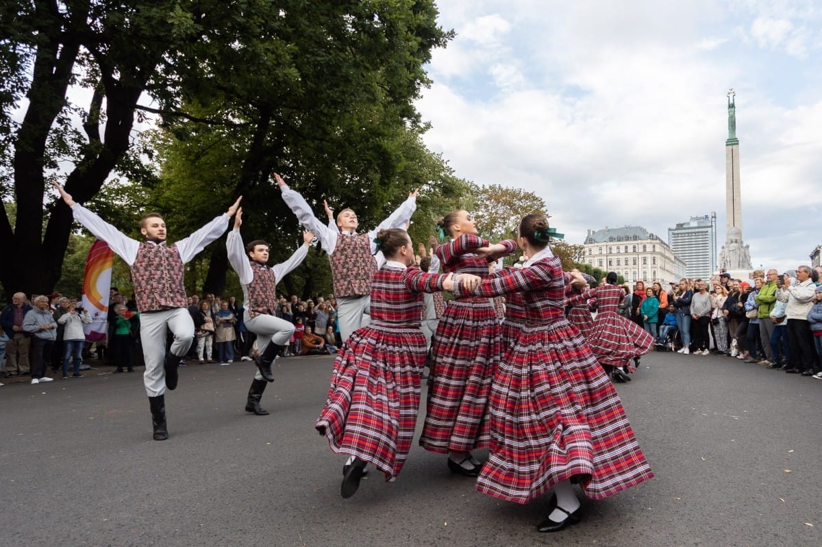 IX Starptautiskais tautas deju festivāls "Sudmaliņas" - Iepazīšanās tūre "Labāk deviņi draugi..." Vecrīgā