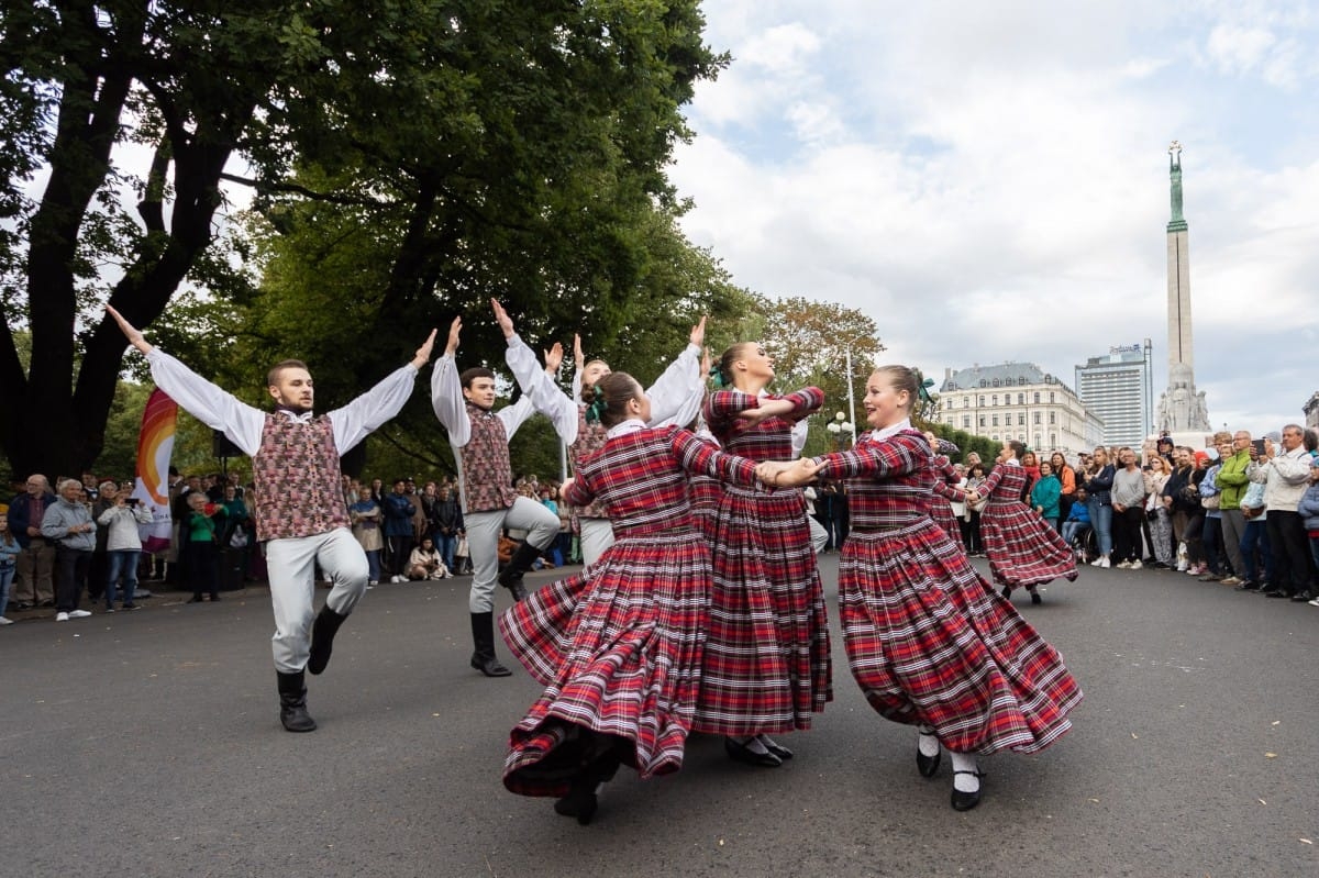 IX Starptautiskais tautas deju festivāls "Sudmaliņas" - Iepazīšanās tūre "Labāk deviņi draugi..." Vecrīgā