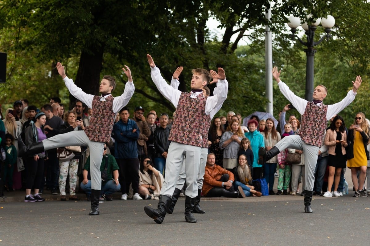 IX Starptautiskais tautas deju festivāls "Sudmaliņas" - Iepazīšanās tūre "Labāk deviņi draugi..." Vecrīgā