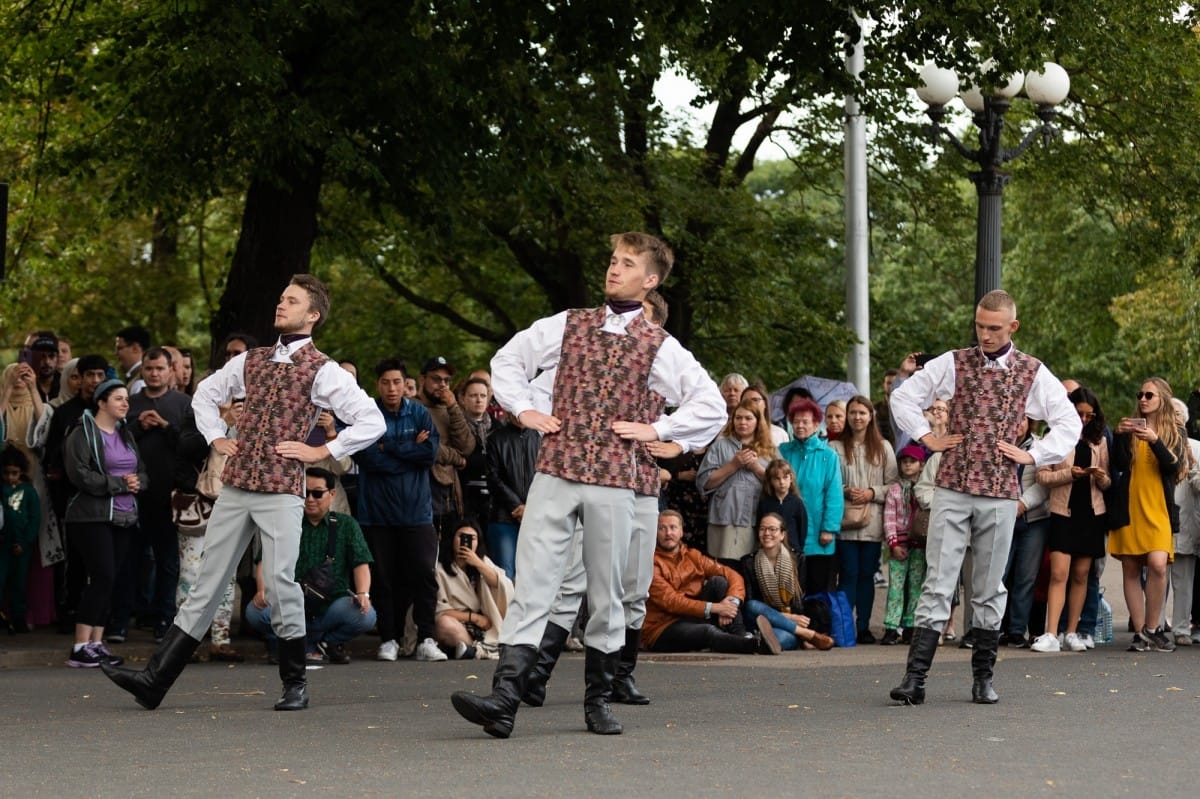IX Starptautiskais tautas deju festivāls "Sudmaliņas" - Iepazīšanās tūre "Labāk deviņi draugi..." Vecrīgā