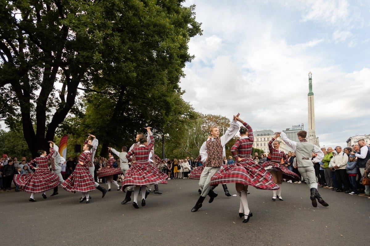 IX Starptautiskais tautas deju festivāls "Sudmaliņas" - Iepazīšanās tūre "Labāk deviņi draugi..." Vecrīgā