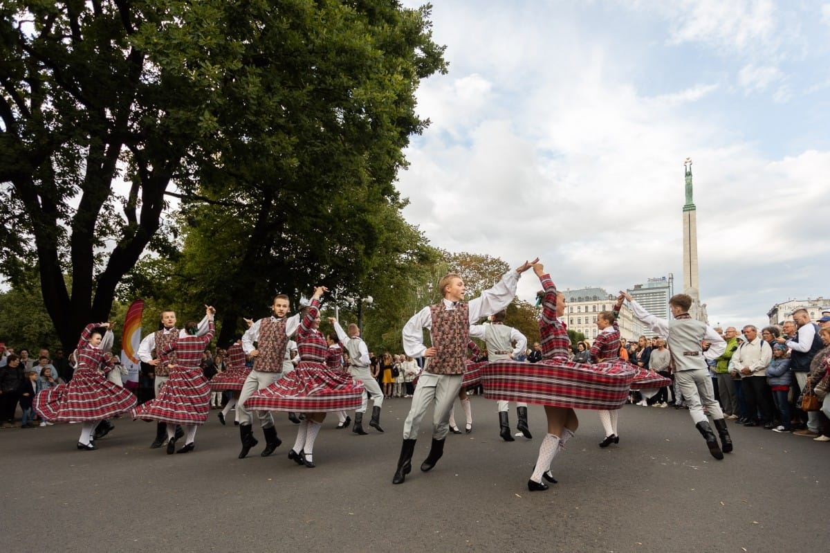IX Starptautiskais tautas deju festivāls "Sudmaliņas" - Iepazīšanās tūre "Labāk deviņi draugi..." Vecrīgā