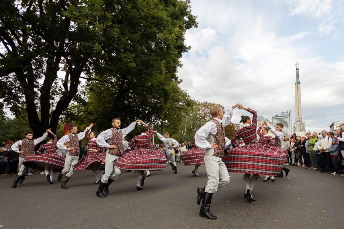 IX Starptautiskais tautas deju festivāls "Sudmaliņas" - Iepazīšanās tūre "Labāk deviņi draugi..." Vecrīgā