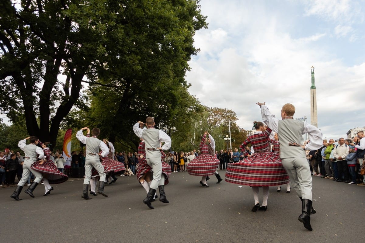 IX Starptautiskais tautas deju festivāls "Sudmaliņas" - Iepazīšanās tūre "Labāk deviņi draugi..." Vecrīgā