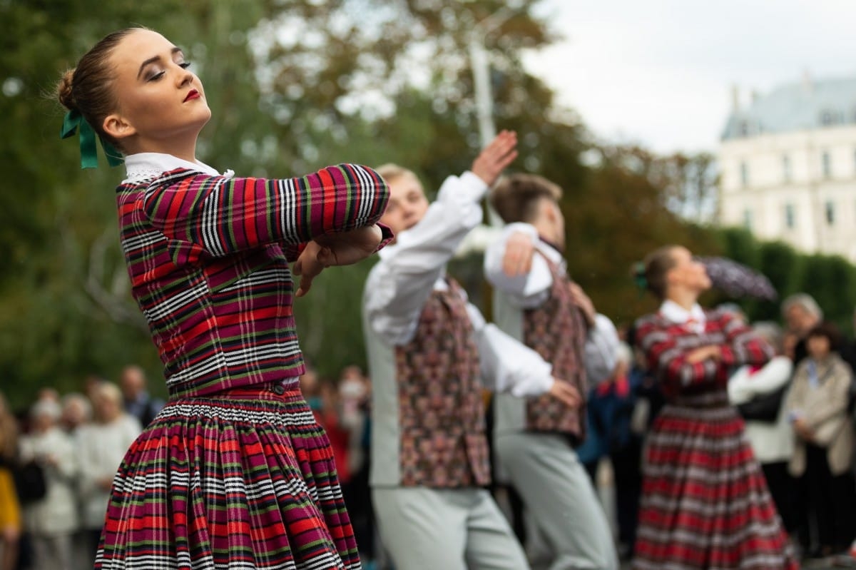 IX Starptautiskais tautas deju festivāls "Sudmaliņas" - Iepazīšanās tūre "Labāk deviņi draugi..." Vecrīgā