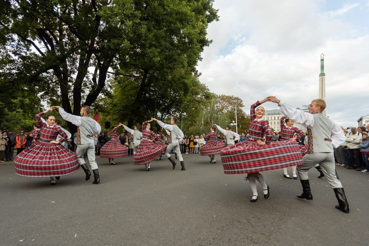 IX Starptautiskais tautas deju festivāls "Sudmaliņas" - Iepazīšanās tūre "Labāk deviņi draugi..." Vecrīgā