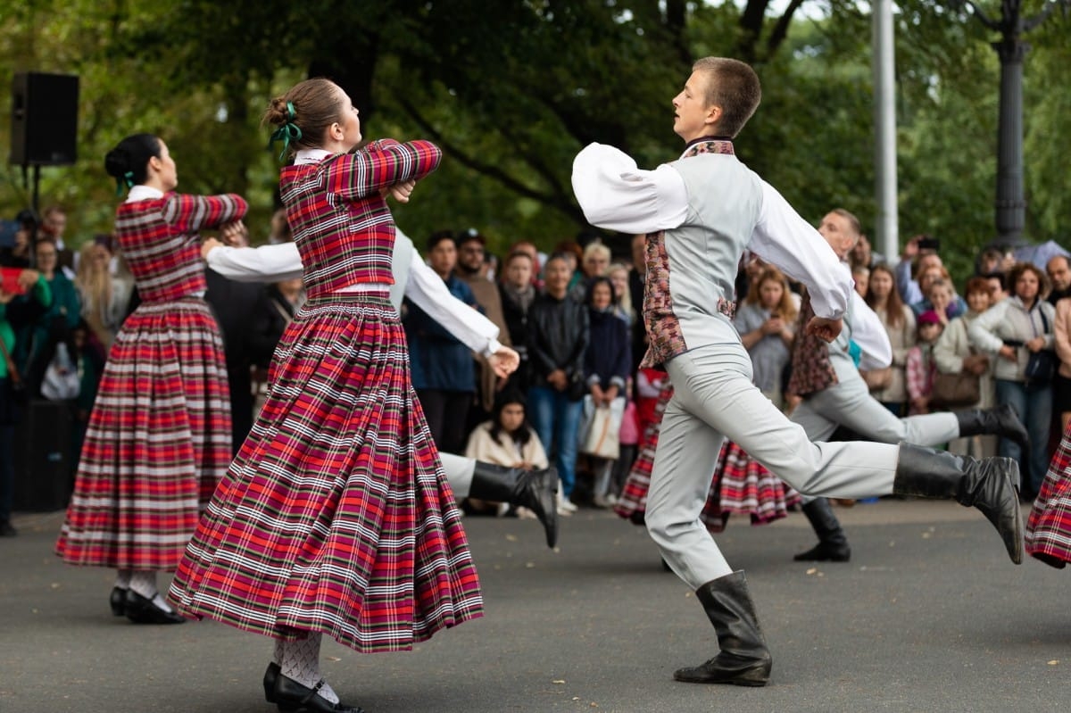 IX Starptautiskais tautas deju festivāls "Sudmaliņas" - Iepazīšanās tūre "Labāk deviņi draugi..." Vecrīgā
